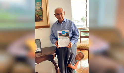 Desliza las imágenes para conocer a Lucio Chiquito Caicedo, el hombre de 104 años que culminó su tesis doctoral. Foto: captura de Facebook Adulto mayor de 104 años termina su tesis para doctorado