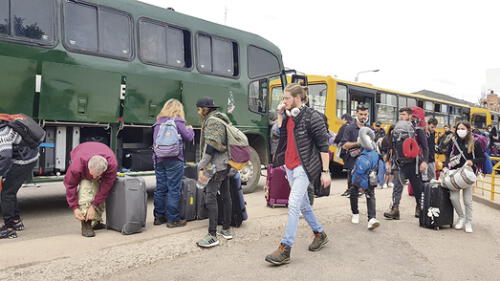 DESORDEN. Turistas se aglomeraron en la puerta del aeropuerto Alejandro Velasco Astete. Llegaron en vehículos militares.