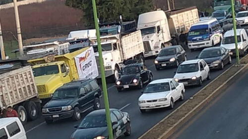 Usuarios en redes sociales han informado también sobre los bloqueos, señalando que el avance se encuentra detenido a la altura de Río de los Remedios e Indios Verdes.