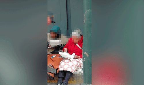 Policía conmueve por entregar comida a humilde anciana que vive en la calle Policía conmueve por entregar comida a humilde anciana que vive en la calle