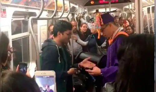 En Facebook, pasajeros simulación celebración a joven que perdió su graduación por haberse retrasado en un tren