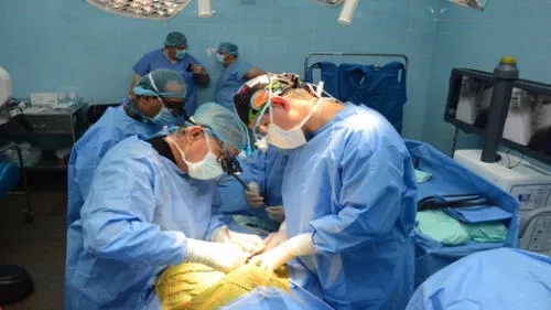 Personas recuperadas en el Hospital Naval. Créditos: Óscar Chumpitaz.