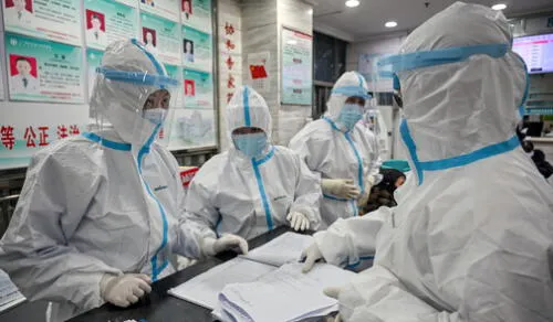 Personal médico en el Hospital de la Cruz Roja de Wuhan, China, en enero de 2020.