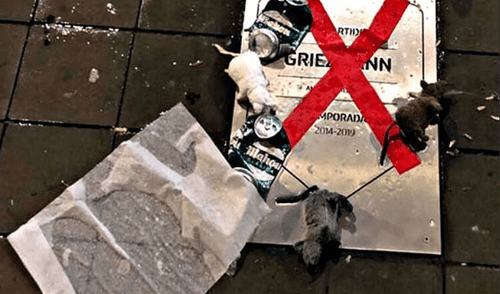 Griezmann no es el primer caso de un exjugador del Atleti cuya placa conmemorativa es vandalizada.