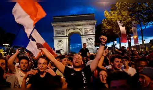 Franceses ya organizan fiestas para celebrar la obtención de la Copa del Mundo Franceses ya organizan fiestas para celebrar la obtención de la Copa del Mundo