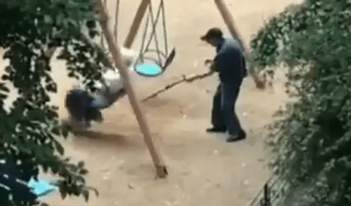 Facebook viral: Anciano columpia a su pareja, se cansa y usa truco para no perder romántico momento [VIDEO]