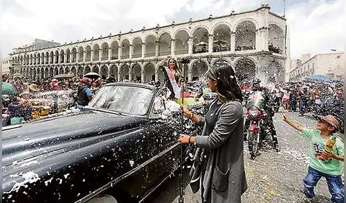 Corso de las Flores dio inicio a los carnavales en Arequipa