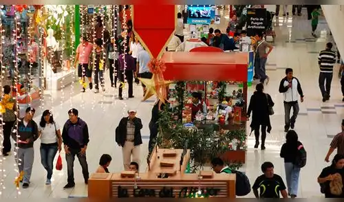 Trabajadores de reconocidas tiendas denuncian abusos por jornadas navideñas