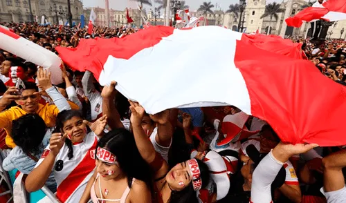 Hinchas peruanos celebran a la Bicolor en distintos puntos de Lima Hinchas peruanos celebran a la Bicolor en distintos puntos de Lima