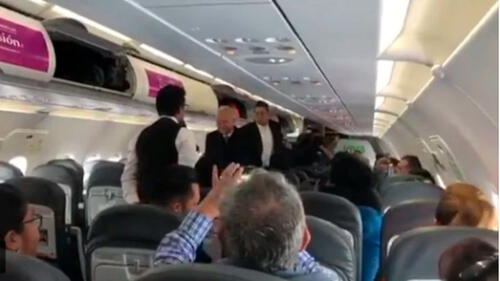 YouTube: AMLO llegó tarde a su vuelo y esto fue lo que los pasajeros le gritaron en el avión [VIDEO]