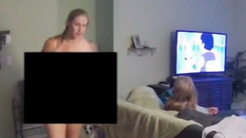 Cuidadora de perros es captada desnuda con su novio en casa de la dueña [VIDEO]
