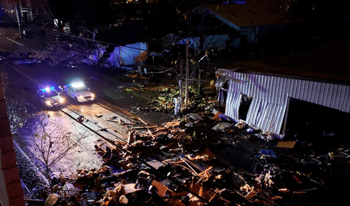 El paso del tornado dejó sin energía eléctrica a distintos condados de Tennessee. Foto: AP. tornado en Nashville Tennessee