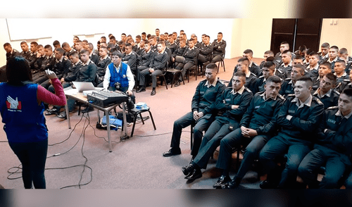 Efectivos policiales suman al trabajo de recibir denuncias de víctimas.