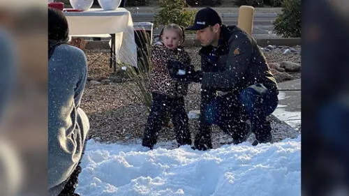 Niña enferma no puede viajar así que le llevan 4 mil kilos de nieve a su puerta [VIDEO]