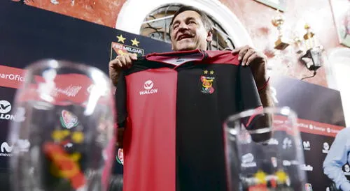 la luce. Bustos fue muy gentil para posar ante las cámaras de diversos medios de la ciudad.