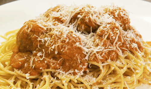 Tallarines con albóndigas