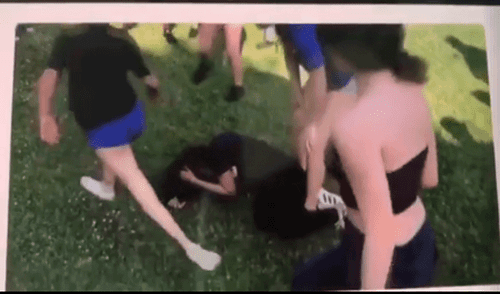Facebook: estudiantes golpean a su compañera “por ser musulmana” [VIDEO]