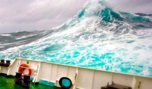 En el Paso Drake, las olas llegan a tener alturas de 10 metros y las temperaturas oscilan entre 0 °C y -25 °C. Captura de video.