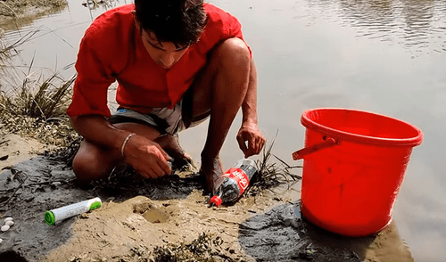 Desliza hacia la izquierda para ver las imágenes del video viral. Foto: captura de YouTube. YouTube viral: vierte Coca Cola y Mentos en extraño hueco y emergen peces