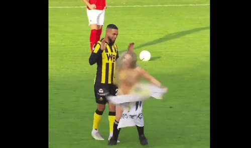 YouTube: Mujer desnuda invadió el campo e intentó seducir a sorprendido futbolista [VIDEO]