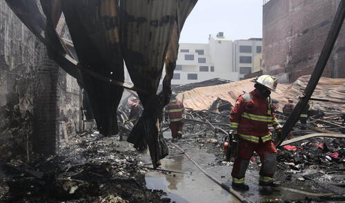 Siniestro fue reportado a las 8.30 de la mañana cuando se escuchó una fuerte explosión. Foto: John Reyes / La República