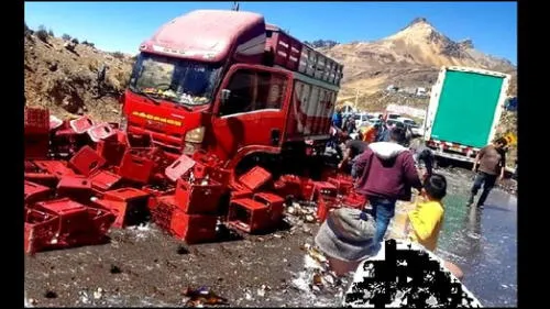 Las cervezas se derramaron en la carretera. Foto: Cadena TV Huancayo