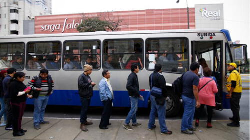 Según procedimientos de Protransporte, todo pasajero debe pasar por el torniquete. (Foto: La República)