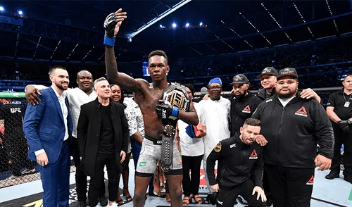 Adesanya se corona campeón en UFC 243 al derrotar a Whittaker. (Foto: UFC News)