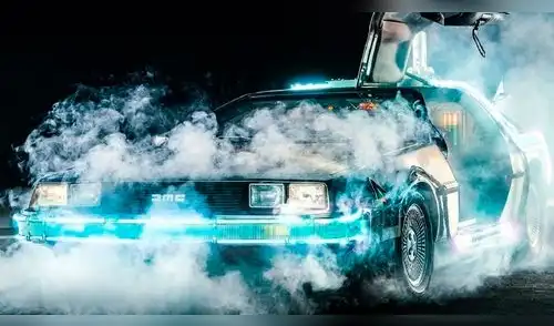 Hombre es detenido al conducir su 'Delorean' a 88 millas por hora