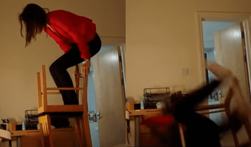 Facebook: Joven usa dos sillas para cambiar bombilla pero el resultado es desastroso [VIDEO]