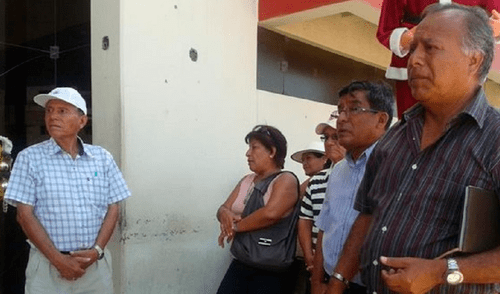 Exservidores llegaron hasta la municipalidad para realizar exigencia. Exservidores llegaron hasta la municipalidad para realizar exigencia.