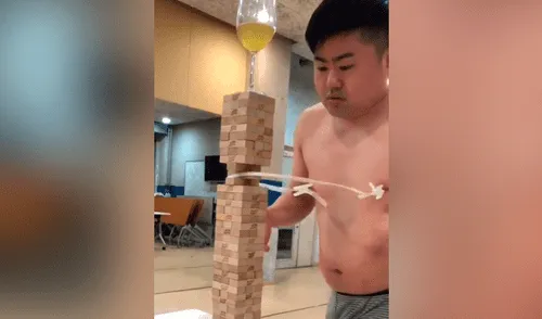 Instagram: joven realiza un impensado truco con sus tetillas para sacar un bloque de Jenga [VIDEO]