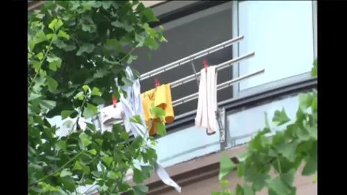 Niño cae de sexto piso y transeúntes lo salvan con increíble reacción [VIDEO]