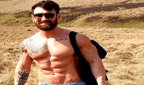 Instructor desata polémica al afirmar que mujer “debe ser violada” por no asistir a su clase