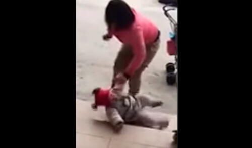 Indignación en YouTube por madre que patea a su hija para que deje de llorar | VIDEO