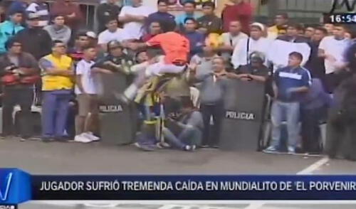 Mundialito de El Porvenir: jugador sufrió aparatosa caída que causó preocupación en el público [VIDEO]