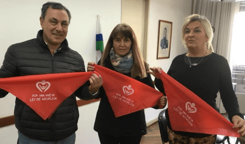 Debate por el aborto en Argentina: el significado del pañuelo rojo