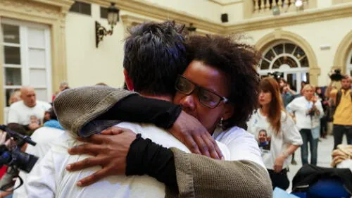 Ana Julia acompañando y abrazando a Ángel durante la búsqueda de Gabriel. Foto: GTRES