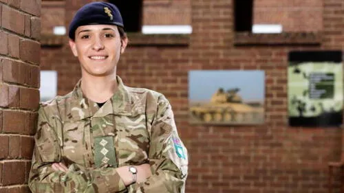 Hannah Graf, la exoficial transgénero condecorada por la corona británica