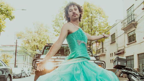 El popular youtuber sorprende con un elegante vestido para celebrar ocasión especial.