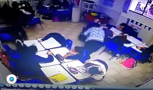 YouTube: publican video del ataque de estudiante a su profesora y compañeros YouTube: publican video del ataque de estudiante a su profesora y compañeros