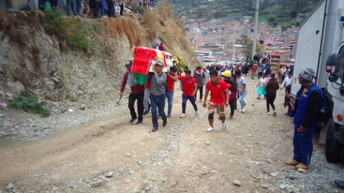 Despiden a muertos en Apurímac. Foto: Alexander Flores/URPI-LR Despiden a muertos en Apurímac.