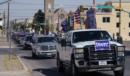 Los partidarios de Trump participan en un desfile de autos el 24 de octubre de 2020 en El Paso, Texas.