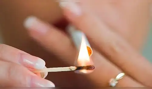 Madre da de fumar a su bebé y lo publica en Instagram [VIDEO]