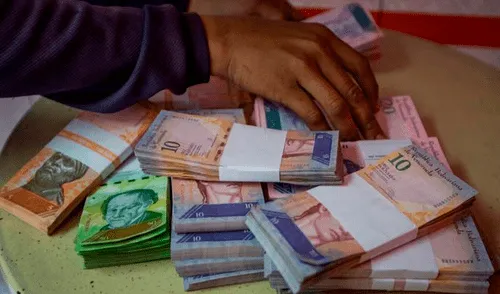 En medio de la crisis, Nicolás Maduro aumentó salario mínimo en su país
