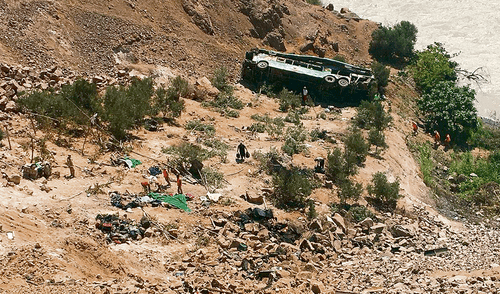 Otro bus interprovincial cae a abismo y deja 44 muertos en Arequipa