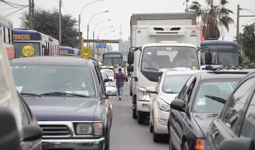 ROTURA DE TUBERIA CAUSA MOLESTIA ENTRE LOS TRANSEUNTES DE LA AVENIDA PROLONGACION TACNA CON ALCAZAR