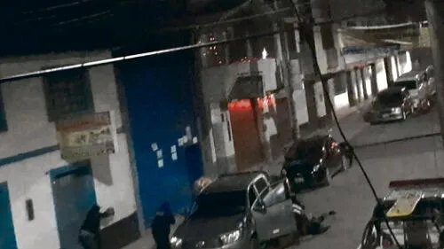 intervención. Secuencia del video en donde uno de los cómplices de los delincuentes se le escapa a la policía y  se mete a la GAT. Allí la PNP le disparó.