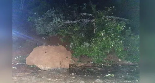 Pareja muere sepultada por el derrumbe de su vivienda.