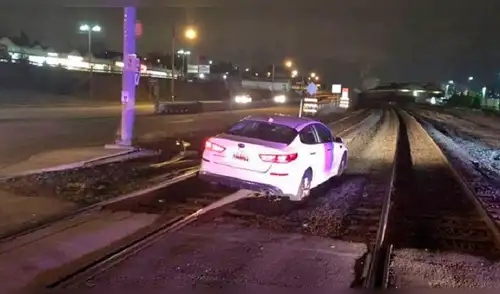 “El GPS me dijo”, fue la explicación de mujer que condujo su auto por vías del tren